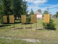 В Верхней Чернавке к 9 мая обновили список ветеранов Великой Отечественной войны в сквере на стендах у памятника погибшим односельчанам
